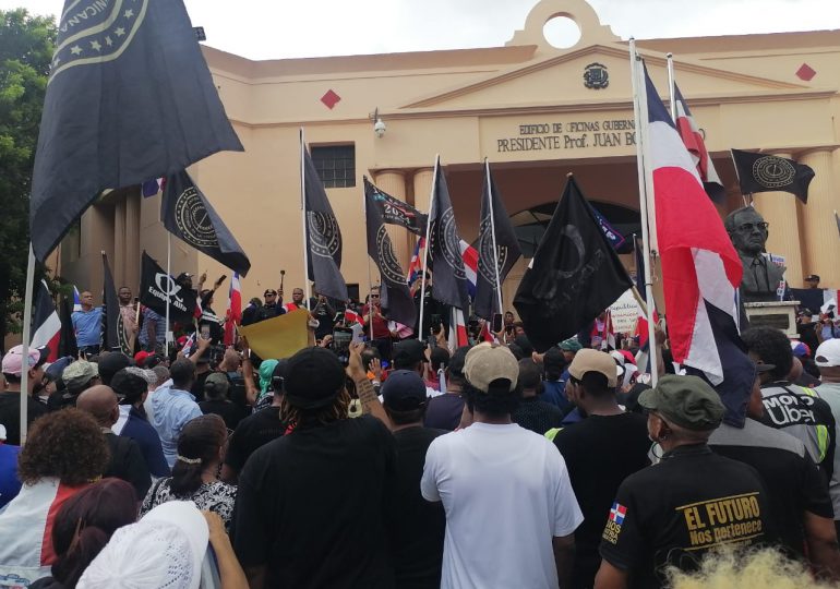 "Presidente Abinader saque a los haitianos ilegales, o los sacamos nosotros", gritan manifestantes