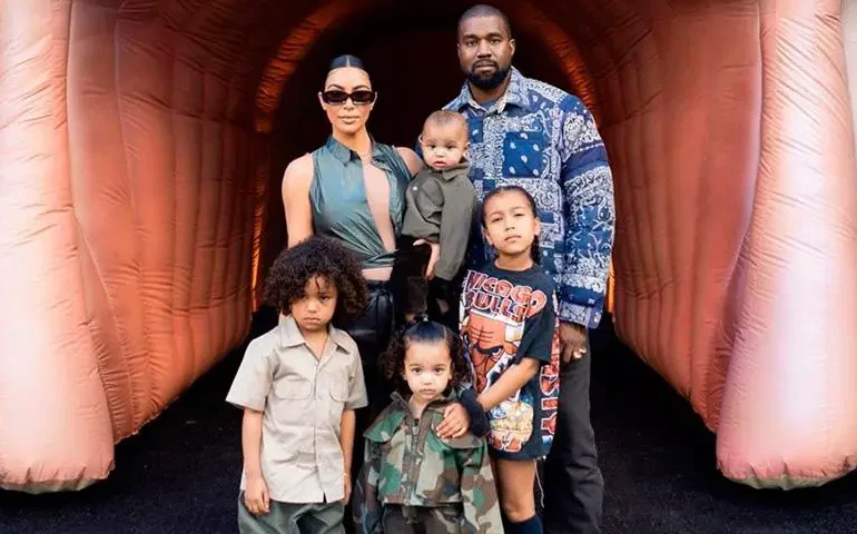 Kanye West paga 200.000 dólares mensuales en manutención infantil a Kim Kardashian