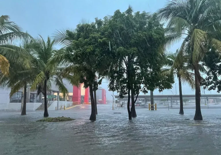 Huracán Helene inunda la zona hotelera de Cancún y se fortalece rumbo a Florida, según Jean Suriel