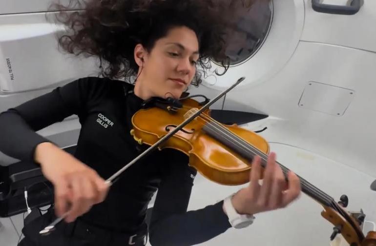 Una violinista tripulante de Polaris interpreta desde el espacio canción de "Star Wars"