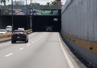 Hombre queda colgado en el túnel de la Av. Las Américas en situación peligrosa