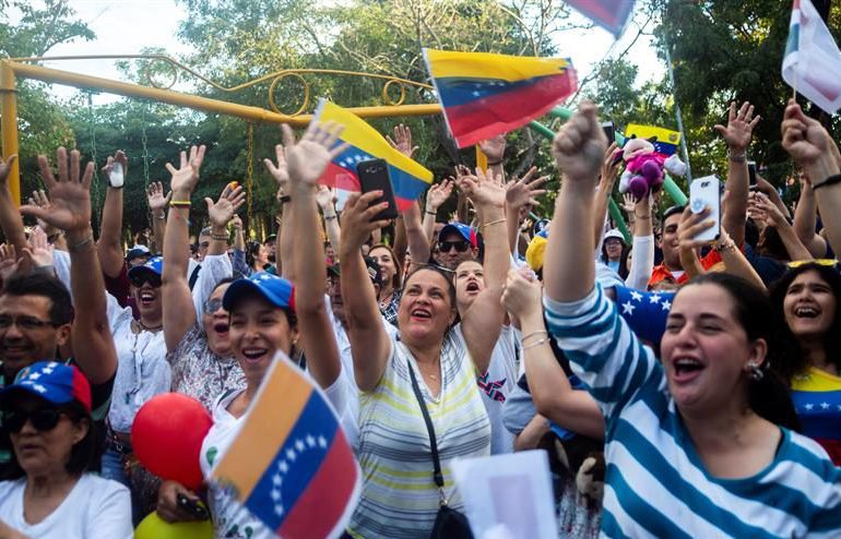 Venezolanos en RD apoyan decisión "firme" del país ante el gobierno de Maduro