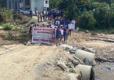 Decenas de personas marcharon solicitando al MOPC terminación del puente sobre el río Yujo en Jarabacoa