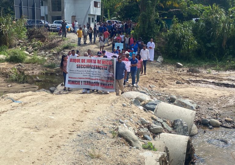 Decenas de personas marcharon solicitando al MOPC terminación del puente sobre el río Yujo en Jarabacoa