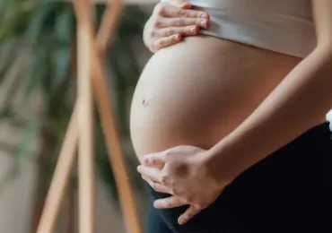 Licencia por maternidad y huelgas: Razones para suspender temporalmente un contrato de trabajo