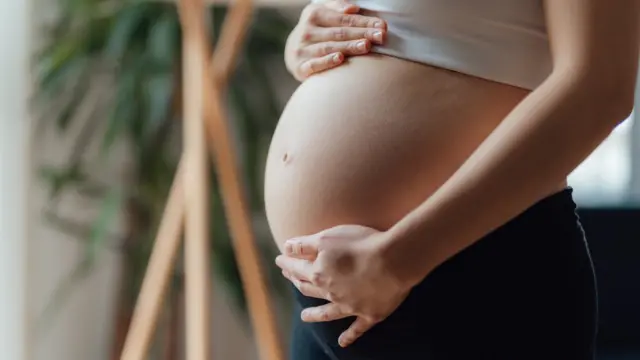 Licencia por maternidad y huelgas: Razones para suspender temporalmente un contrato de trabajo