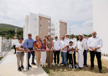 Raquel Peña entrega 64 apartamentos y 850 títulos de propiedad en La Vega, consolidando el acceso a viviendas dignas