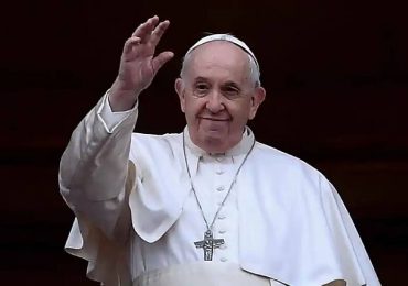 El papa urge al mundo a detener "la espiral de venganza" en Oriente Medio