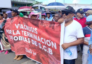 Cientos de personas marchan en Sabana Grande de Boyá en demanda de obras y construcción de carreteras