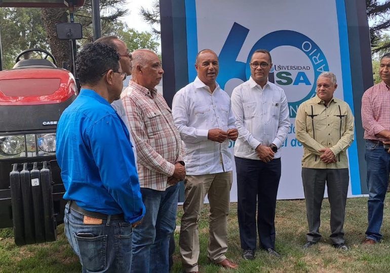 Universidad ISA en Santiago recibe tractor de Agricultura para formación agrícola de estudiantes