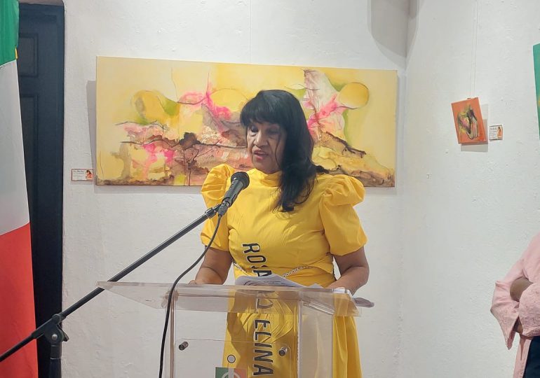 Rosa Elina Arias interpreta la poesía de Víctor Villegas en exposición individual