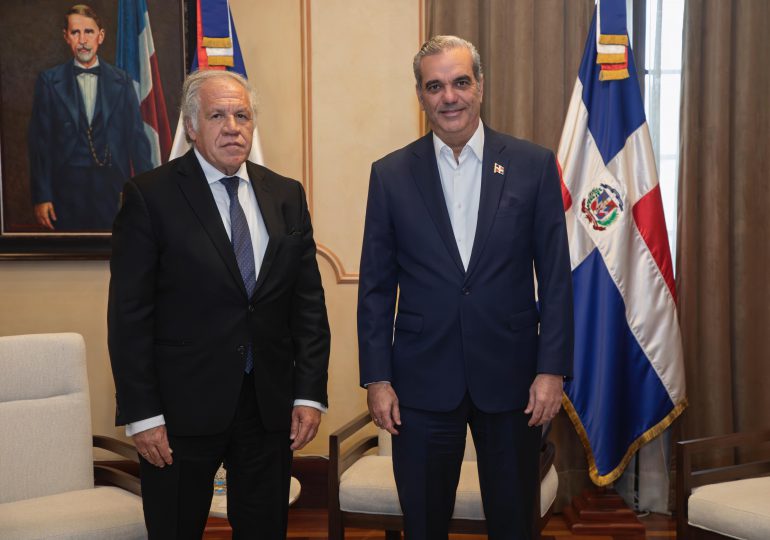 Presidente Abinader recibe en el Palacio Nacional al secretario general de la OEA, Luis Almagro