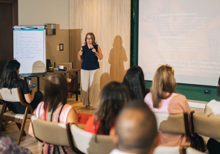 Fundación Fénix celebra la charla “Crianza Consciente: Previniendo la Adicción desde el Hogar”