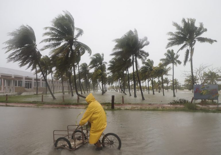 Huracán Milton golpea con fuerza México: impactante video muestra rayo cayendo en Cancún