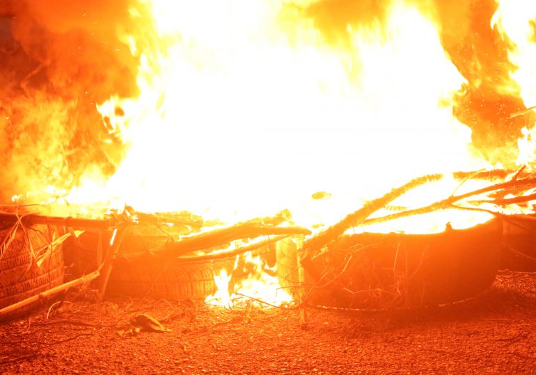 Protestan en Dajabón con quemas de neumáticos para exigir asfaltado de calles en sector