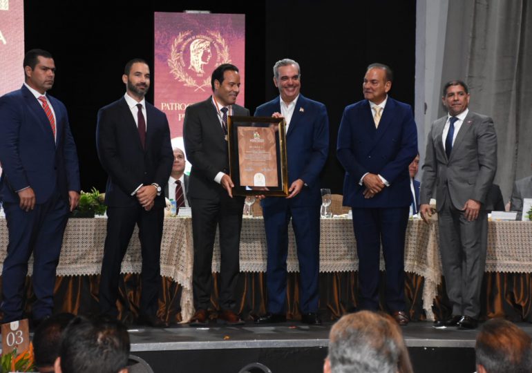 Luis Brache es reconocido con la Medalla de Honor al Mérito 2023