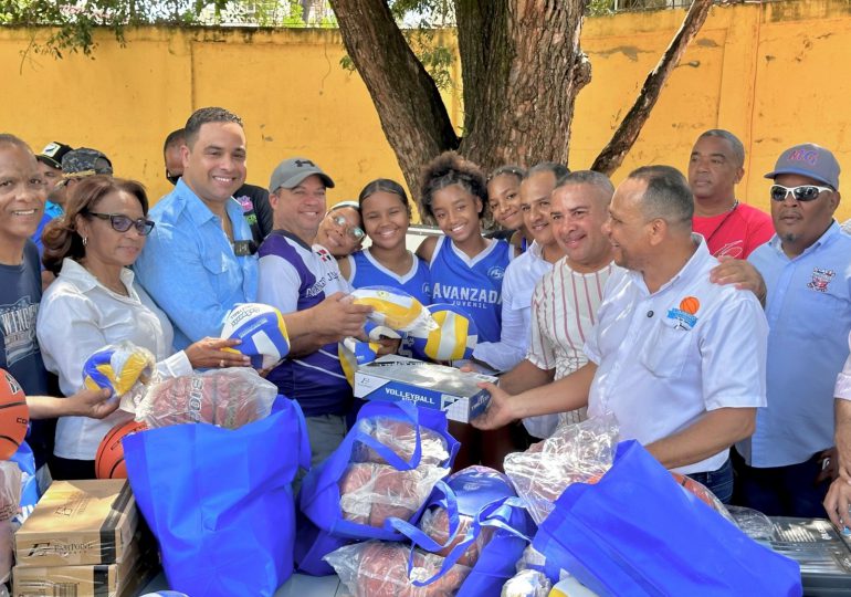 Ministerio de Interior y Policía entrega utilería deportiva a jóvenes de SDO