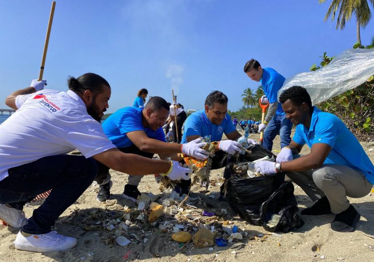 Voluntarios de ASEZ recogieron 8.13 toneladas de basura en playa Gringo, Nigua-Haina