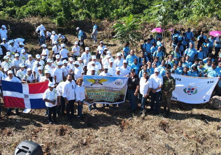 DIGEV encabeza jornada de siembra de árboles en el mes de la reforestación