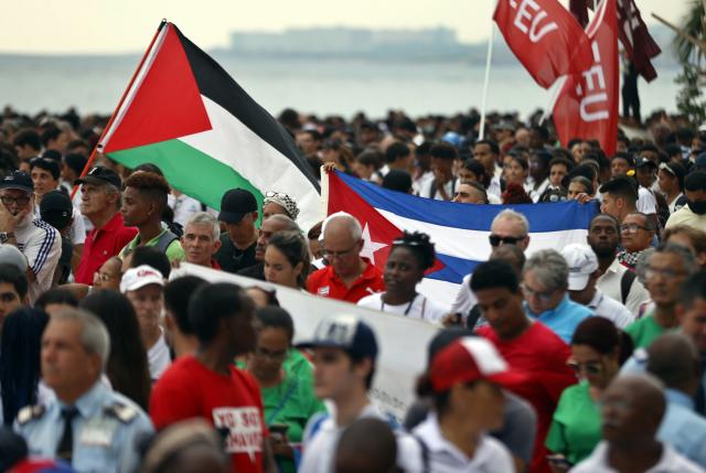 Cientos de cubanos participan en marcha oficialista en solidaridad con Palestina