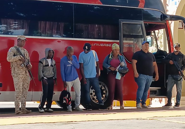 Detienen 36 haitianos con estatus migratorio irregular durante operativo y en autobús del transporte público