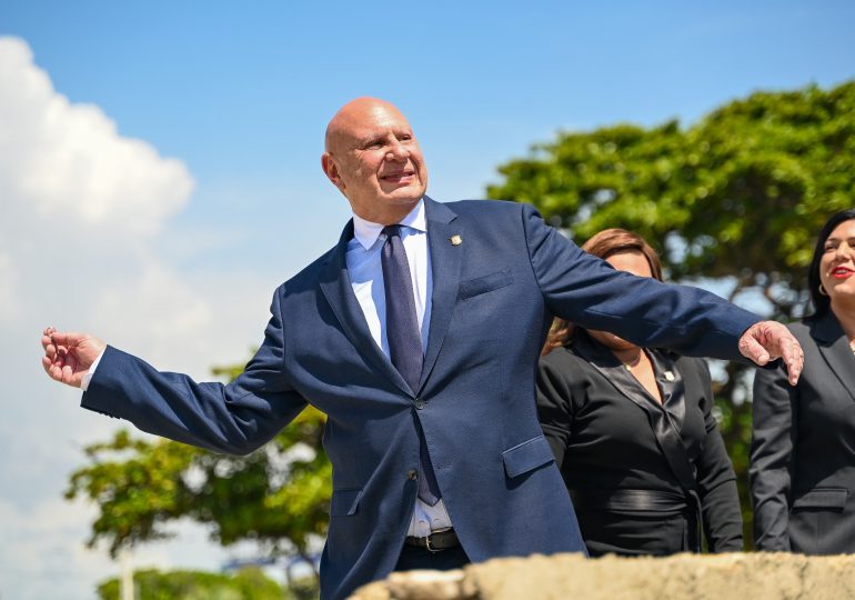 Senadores lanzan llaves al mar para simbolizar protección de la Constitución