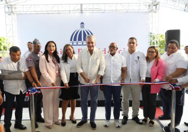 Abinader inaugura obras deportivas, destacamento policial e infraestructuras navales en provincias Azua y Peravia