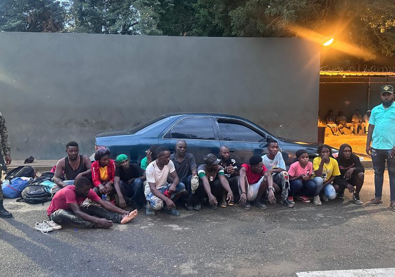 Ejército detiene 14 haitianos indocumentados que iban a bordo de un carro en Montecristi