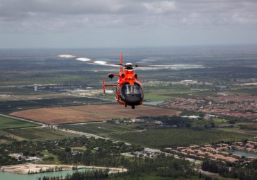 Rescate heroico en el Golfo de México tras el paso del huracán Milton: Hombre aferrado a una hielera es salvado por la Guardia Costera