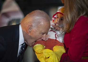 Biden "muerde a bebés" durante celebración de Halloween