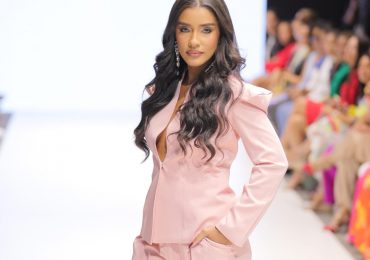 Carolina Almonte deslumbra en RD Fashion Week 2024 con su colección benéfica “ARMOR PINK”