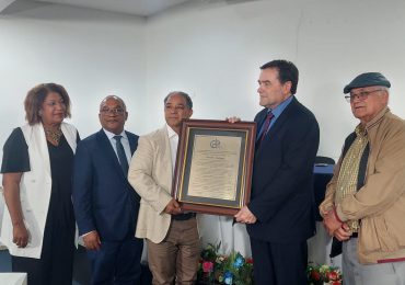 CDP otorga membresía de honor a Armando Rodríguez