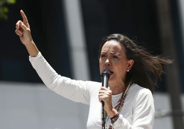 María Corina Machado pide a la Fuerza Armada no "avalar" a "un régimen que va de salida"