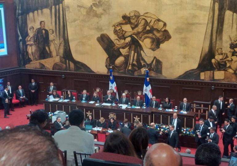 Inicia acto de proclamación de la nueva Constitución