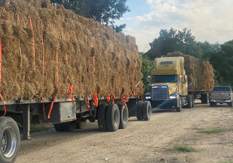 Agricultura socorre ganaderos con pacas de alimentos y forraje