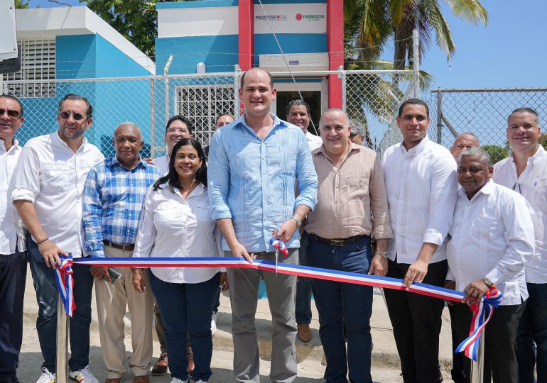 PROMESE/CAL inaugura dos Farmacias del Pueblo en Hostos y Cabrera