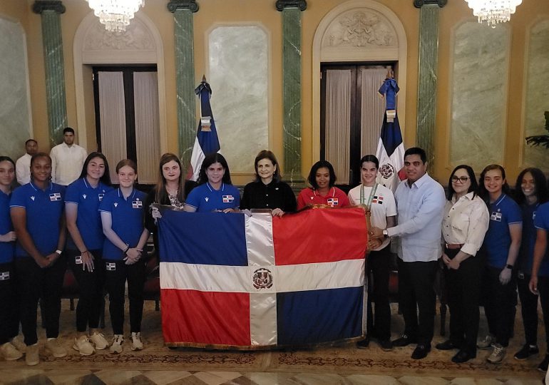 Raquel Peña entrega Bandera Nacional a selección RD que participará en mundial de fútbol femenino sub-17