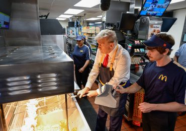 Trump cocina papas fritas en un McDonald's y afirma que Harris nunca trabajó en uno