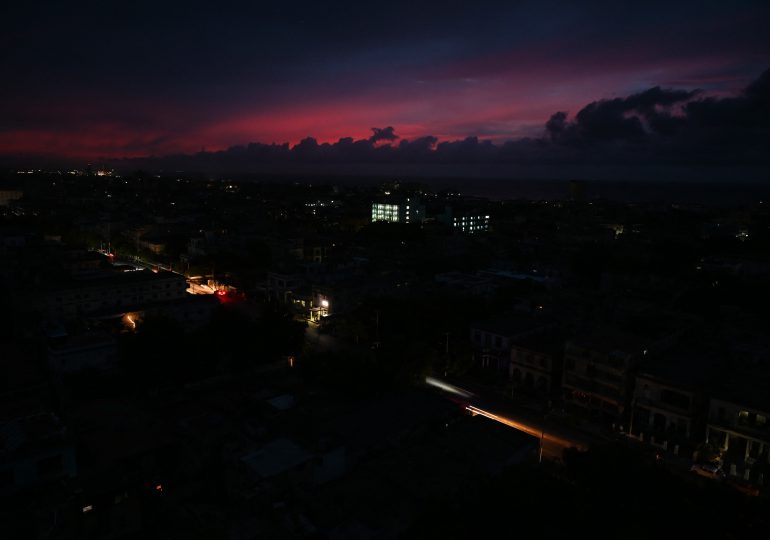 Huracán Oscar toca tierra en una Cuba sin electricidad desde hace dos días