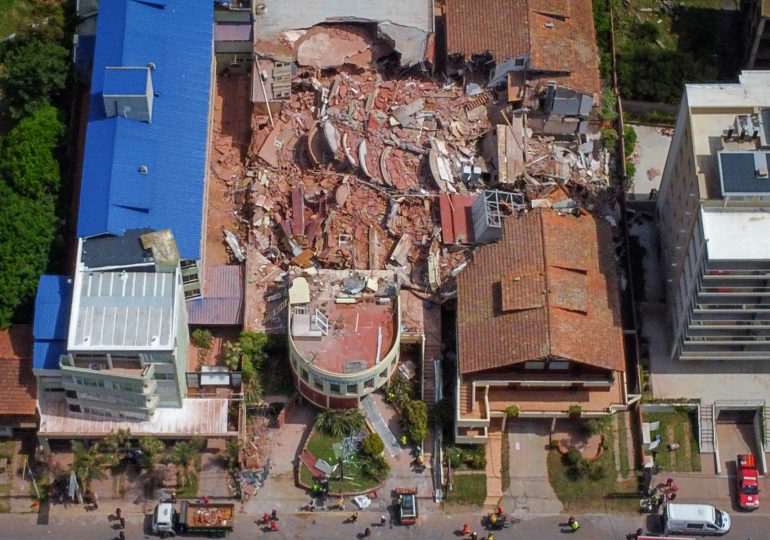 Un muerto y una decena de desaparecidos tras derrumbe de un hotel en Argentina