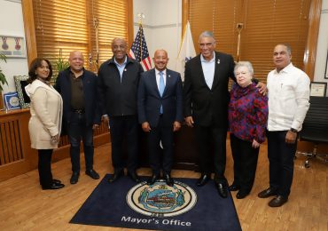 El Cónsul Jesús Vásquez Martínez realiza visita de cortesía al alcalde de Lawrence, Massachusetts