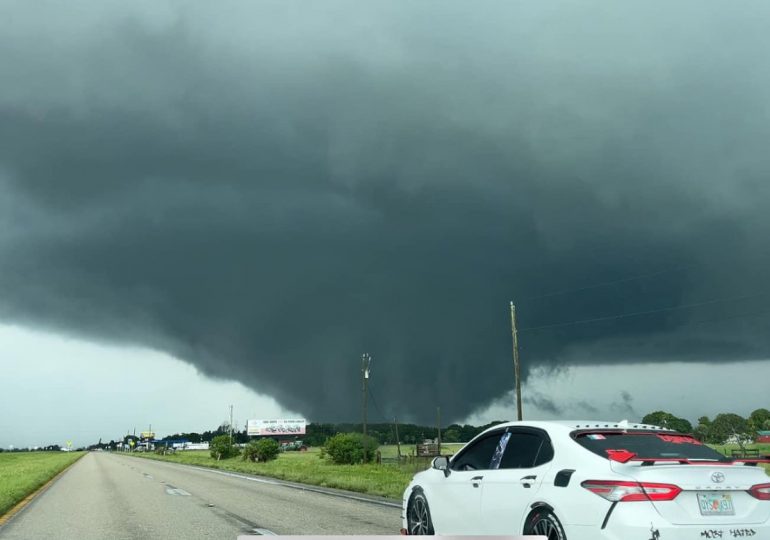 Tornados arrasan partes de Florida en medio de bandas de lluvia de Milton