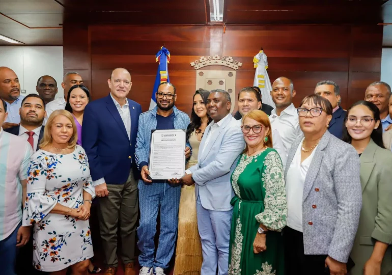 Alcaldía de Santiago reconoce a Luis Vargas y Alberto Cruz como “Hijos Adoptivos” del municipio