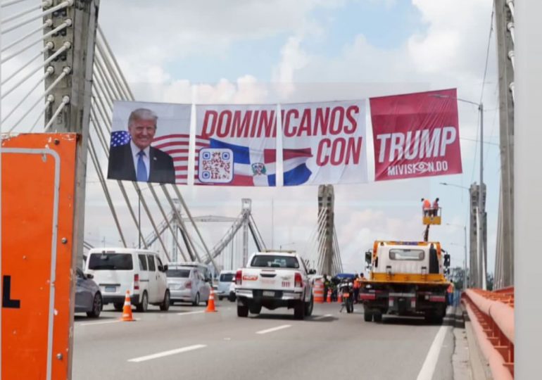 MOPC retira valla publicitaria de Trump en el Puente Juan Bosch