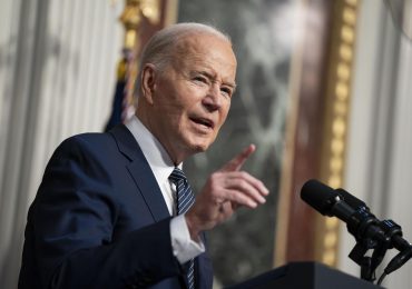 Biden afirma que discute con Israel posibles ataques contra instalaciones petroleras de Irán