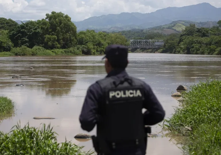 Autoridades de El Salvador desmantelan red de tráfico de migrantes a Estados Unidos