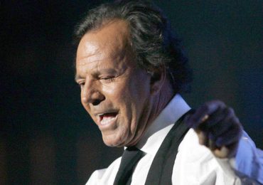 Julio Iglesias niega su retiro de la música; trabaja en serie de Netflix