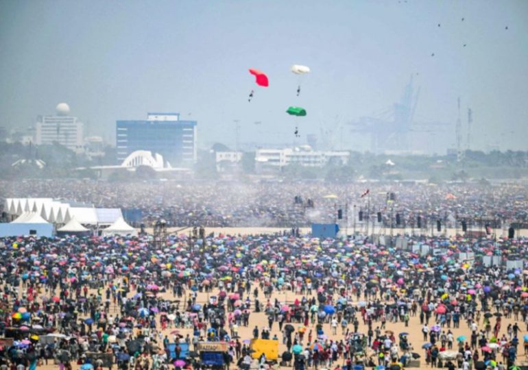 Fallecen cinco personas por calor extremo en un espectáculo aéreo en la India