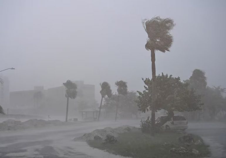 Emiten alerta de tornados para partes del sur de Florida por huracán Milton