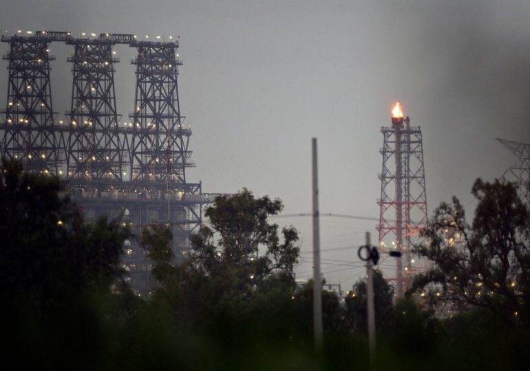 Mueren dos personas y 35 resultan heridas tras fuga de gas en refinería mexicana Pemex en Texas